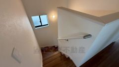 お子様も高齢の方も安心して上り下りができる手摺がついた安心設計です。 階段には小窓を配置しました。日中でも暗くなりがちな階段下が明るくなり安全ですね＾＾