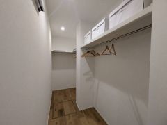  大容量のウォークインクローゼットで衣類も小物もすっきり整い、朝の支度が快適です＾＾