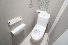 温水洗浄機付トイレです。節水機能もあるので、安心して使えますね。もちろん、1階2階の2ヶ所にトイレがあるので、忙しい朝にもゆとりができますね。