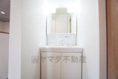 三面鏡裏収納付き洗面化粧台です＾＾ 歯磨きセットやスキンケア用品などの収納に便利ですね。 生活感も隠すことができ、来客時にも安心です。