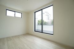 2面採光を確保した明るい室内は、風通しも良く、大変居心地の良い空間となっております。爽やかな風を感じて起きる朝は、快適生活の始まりに。