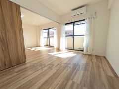 主寝室としてお使いいただけそうなこちらのお部屋は、日当たりが良く、爽やかな風を感じて起きる朝は、快適生活の始まりに。