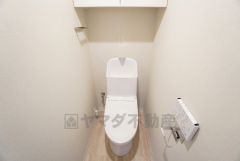 ウォシュレット、暖房便座、節電・節水機能など、使い勝手のよい高機能トイレです。 シンプルなクロスとフロアタイルで清潔感のある空間＾＾ 