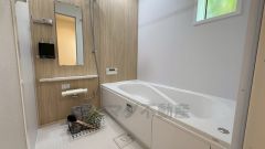 1日の疲れを癒すくつろぎのバスルーム。足を伸ばしてもゆったりと入れるサイズです。お子様と一緒にお風呂に入っても狭くないですね＾＾