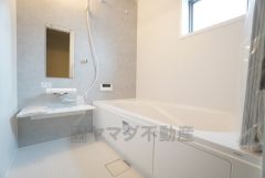 1日の疲れを癒すくつろぎのバスルーム。足を伸ばしてもゆったりと入れるサイズです。お子様と一緒にお風呂に入っても狭くないですね＾＾