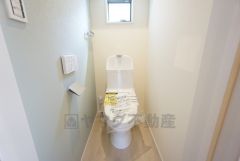 1階2階の2ヶ所にトイレがありますので、忙しい朝にも家族に気を使わず、ゆとりが生まれますね＾＾ 小窓付きで換気する時に便利です＾＾