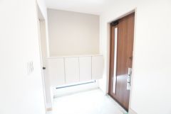 たっぷり収納できるシューズボックスです。家族全員の靴がきれいに整頓できます。棚の上にお花や写真を飾っても良いですね。