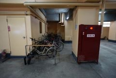 駐輪場は屋内にあるので雨や雪から自転車を守ります。お子様を乗せたり降ろしたりする際も慌てず安心です。