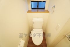 1階2階の2ヶ所にトイレがありますので、忙しい朝にも家族に気を使わず、ゆとりが生まれますね＾＾ 小窓付きで換気する時に便利です＾＾