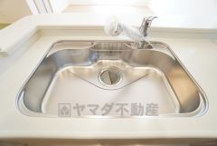 大きなお鍋も楽々洗える幅の広いシンクです＾＾ステンレスシンクなので簡単にお掃除できますよ。洗剤やスポンジもすっきりできる収納付き。