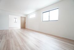 陽光あふれる明るい空間です。居心地良く、ご家族皆がゆったり寛げる憩いの空間となりそうです。
