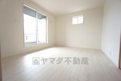 7帖。主寝室としてお使いいただけそうなこちらのお部屋は、日当たりが良く、爽やかな風を感じて起きる朝は、快適生活の始まりに。