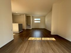 家族が集まる開放的なリビング。思い思いの時間を過ごしたり食事をしたり、素敵な団らんの場になりますね。