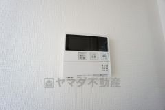 キッチン横からお湯張り、追い炊き、足し湯がボタン一つで楽々操作できる給湯機リモコンです。忙しい夕飯準備の時間帯に重宝しますね。