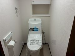 ウォシュレット、暖房便座、節電・節水機能など、使い勝手のよい高機能トイレです。 後方には収納棚が付いています＾＾ 