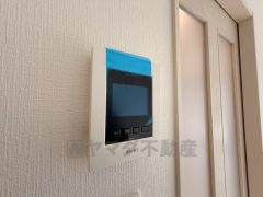 防犯はもちろん、セールスマン対策にもなるモニター付きインターホンです。お子さん1人での留守番時にも活躍しそうです。