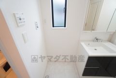 ランドリースペース上部には窓も付いており換気に便利です＾＾