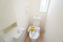 1階2階の2ヶ所にトイレがありますので、忙しい朝にも家族に気を使わず、ゆとりが生まれますね＾＾ 小窓付きで換気する時に便利です＾＾