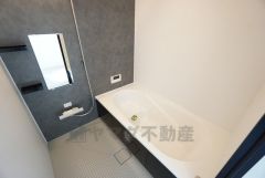 1日の疲れを癒すくつろぎのバスルーム。足を伸ばしてもゆったりと入れるサイズです。お子様と一緒にお風呂に入っても狭くないですね^^