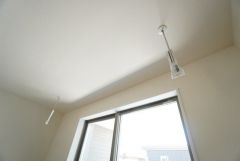 室内物干しは、雨の日や花粉の季節でも気にせず洗濯物が干せるので嬉しいですね＾＾