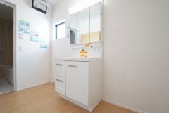 三面鏡裏収納付き洗面化粧台です＾＾ 歯磨きセットやスキンケア用品などの収納にご利用いただけます。ランドリースペース上部には窓も付いており換気に便利です＾＾