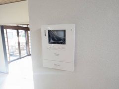 防犯はもちろん、セールスマン対策にもなるモニター付きインターホンです。 来訪者の顔が見えるので安心ですね＾＾