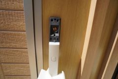 かざすだけで開閉できる、タッチキー採用の玄関。お買い物帰りで、両手がふさがってきても簡単に中に入れます＾＾