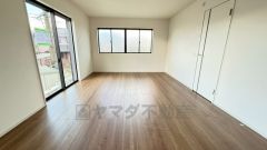 大きな掃き出し窓のあるリビングは、陽光あふれる明るい空間です。ゆったりと寛げる憩いの場となりそうです＾＾