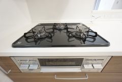 3種類の料理が同時に調理できる、3口ガスコンロ。忙しい夕食の支度時間が短縮できて効率よくお料理が楽しめます。