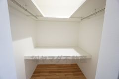 6帖の洋室にはウォークインクローゼット付き。ハンガーパイプ下にボックスを置いて、枕棚を活用して、たっぷりと収納できそうです＾＾ 