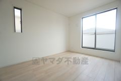 6帖。主寝室としてお使いいただけそうなこちらのお部屋は、日当たりが良く、爽やかな風を感じて起きる朝は、快適生活の始まりに。 