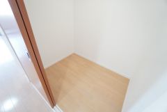 リビング横にはストレージルーム付き。ご家族の衣類や荷物をまとめて収納できます＾＾適切な場所に配置することで生活動線を短くし、家事効率も高まりますね＾＾ 