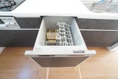 炊事時間を大幅に短縮できる食器洗浄乾燥機付き＾＾食器を洗う手間が減るので家族とのコミュニケーションの時間や自分の時間が増えますね。