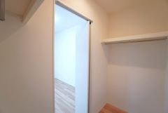 ゆとりある広さのウォークインクローゼットは、両サイドにハンガーパイプを備えた使い勝手の良い設計＾＾