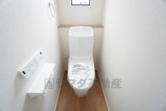 1階2階の2ヶ所にトイレがありますので、忙しい朝にも家族に気を使わず、ゆとりが生まれますね＾＾ 小窓付きで換気する時に便利です＾＾