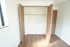 洋室にはハンガーパイプ付きのクローゼットが設けられています。たっぷり収納できるので衣替えの心配もいりませんね＾＾