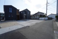 前面道路は北東側4ｍの公道に面しています。マルキョウ小郡店(車2分/750ｍ)イオン小郡ショッピングセンター(車3分/1.1ｋｍ)