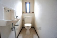 トイレには手洗い場がついているので衛生的ですね。