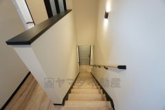 小さなお子様やご高齢の方にも配慮された手摺り付き階段です。