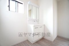 三面鏡裏収納付き洗面化粧台です＾＾ 歯磨きセットやスキンケア用品などの収納に便利ですね。生活感も隠すことができ、来客時にも安心です。