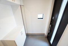 採光も考えられた明るい玄関です。たっぷり収納できるシューズボックス付きなので、家族全員の靴がきれいに整頓できます。
