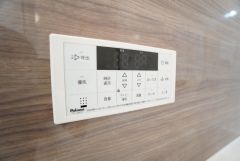 湯量・湯温の設定、そして保温までワンタッチのフルオートバス。便利な追い炊き機能付きです。