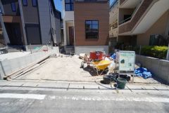 駐車スペースはゆとりある2台分を確保。マイカー用に、お客さま用に、余裕を持ってご利用いただけます。