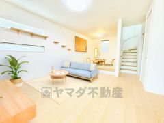 リビング階段は顔を合わせる時間が増えるので、ご家族とのコミュニケーションがとりやすく距離がグッと縮まりそうですね＾＾（インテリアCG画像） 