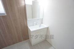 三面鏡裏収納付き洗面化粧台です＾＾ 歯磨きセットやスキンケア用品などの収納に便利ですね。