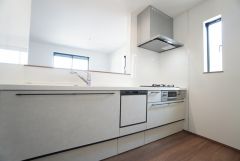 収納も、作業スペースも広々と設けられた使いやすいシステムキッチンです＾＾カウンターキッチンなので、ご家族と会話をしながら楽しくお料理ができます＾＾