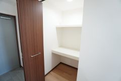 玄関ホールにも収納が設けられています＾＾非常時にもすぐ取り出せる防災グッズや備蓄品の収納、掃除用具の収納などにおススメ＾＾ 