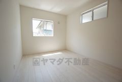 家具を選ばないナチュラルな色合いの壁紙とフローリング。