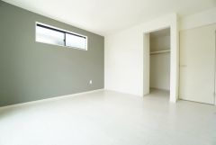 ご夫婦お二人のプライベートシーンを演出する寝室は、大容量のウォークインクローゼット付き。バルコニーに面しており、明るい陽射しが差し込みます。