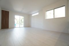 大きな窓のあるリビングは、陽光あふれる明るい空間です。居心地良く、ご家族皆がゆったり寛げる憩いの空間となりそうです。